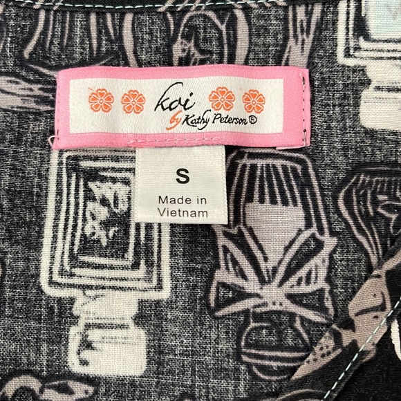 💰3 items for $25 🏷 Koi by Kathy Peterson Perfume Bottles Scrub Top sz Small - Picture 7 of 9